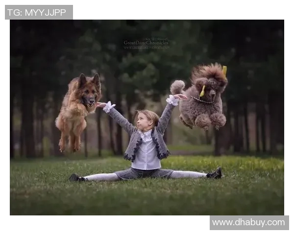 幼儿与足球明星亲密合影展现梦想与希望的美好瞬间